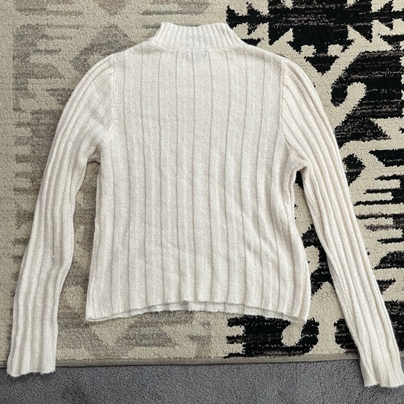 White turtle neck sweater - Picture 2 of 7